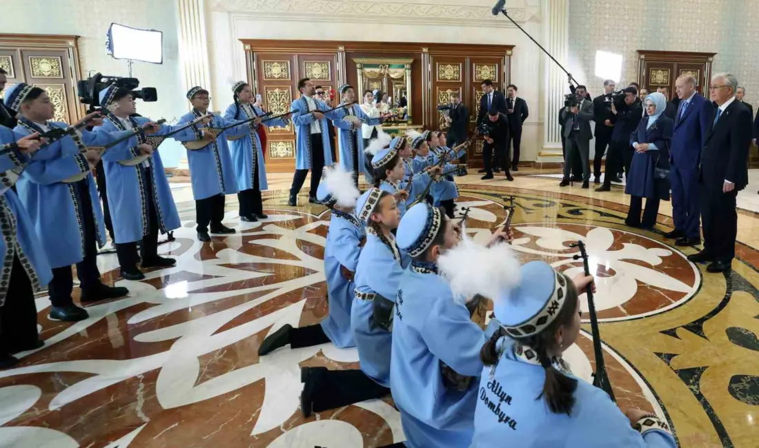 Cumhurbaşkanı Recep Tayyip Erdoğan, Kazakistan ziyareti sırasında çocuklar tarafından Dombra