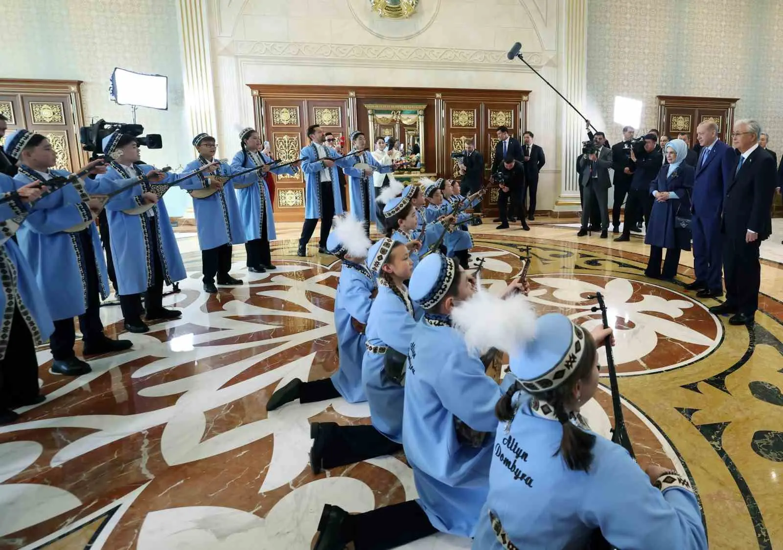 Cumhurbaşkanı Recep Tayyip Erdoğan, Kazakistan ziyareti sırasında çocuklar tarafından Dombra