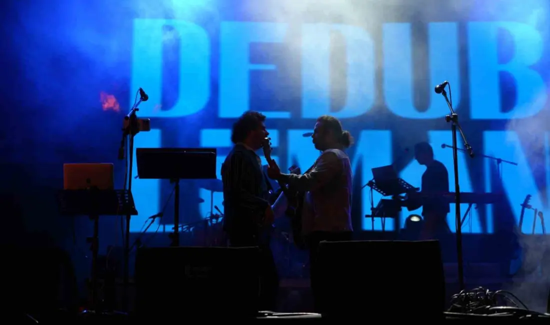 Kocaeli’de sahne alan sevilen müzik grubu Dedublüman, gençlere unutulmaz bir