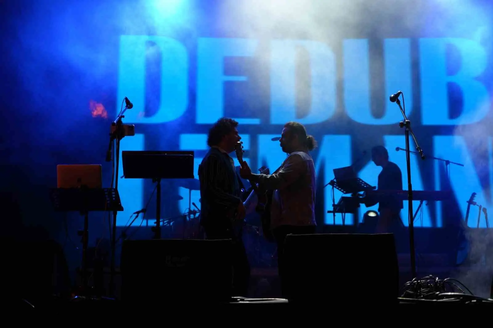 Kocaeli’de sahne alan sevilen müzik grubu Dedublüman, gençlere unutulmaz bir