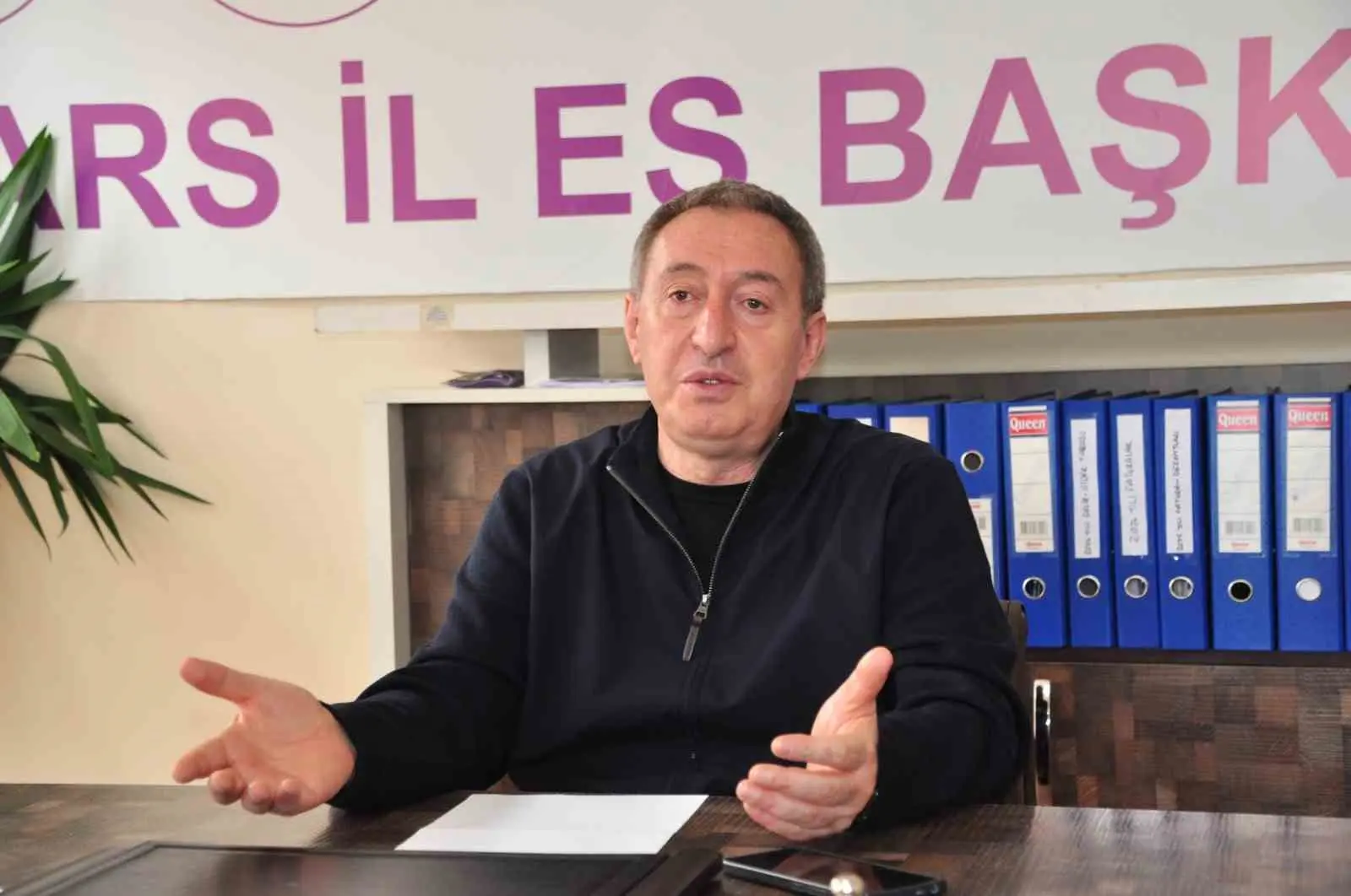 DEM Parti Genel Başkanı Tuncer Bakırhan, Kars’ta parti binasında gündeme