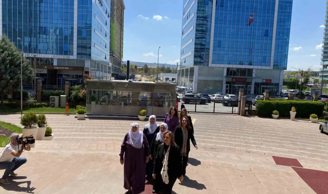 Dem Parti Sözcüsü Ayşegül Doğan ve beraberindeki heyet yaklaşan anneler