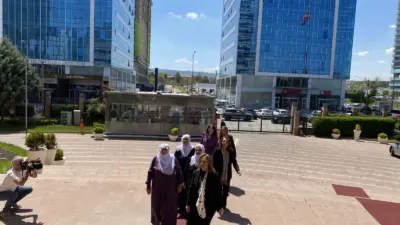 Dem Parti Sözcüsü Ayşegül Doğan ve beraberindeki heyet yaklaşan anneler
