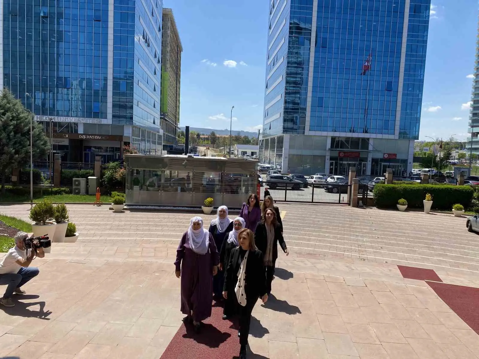 Dem Parti Sözcüsü Ayşegül Doğan ve beraberindeki heyet yaklaşan anneler