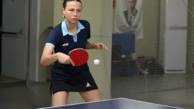 Osmangazi Belediyesi’nin düzenlediği Masa Tenisi Turnuvası, genç sporcuların çekişmeli mücadelelerine