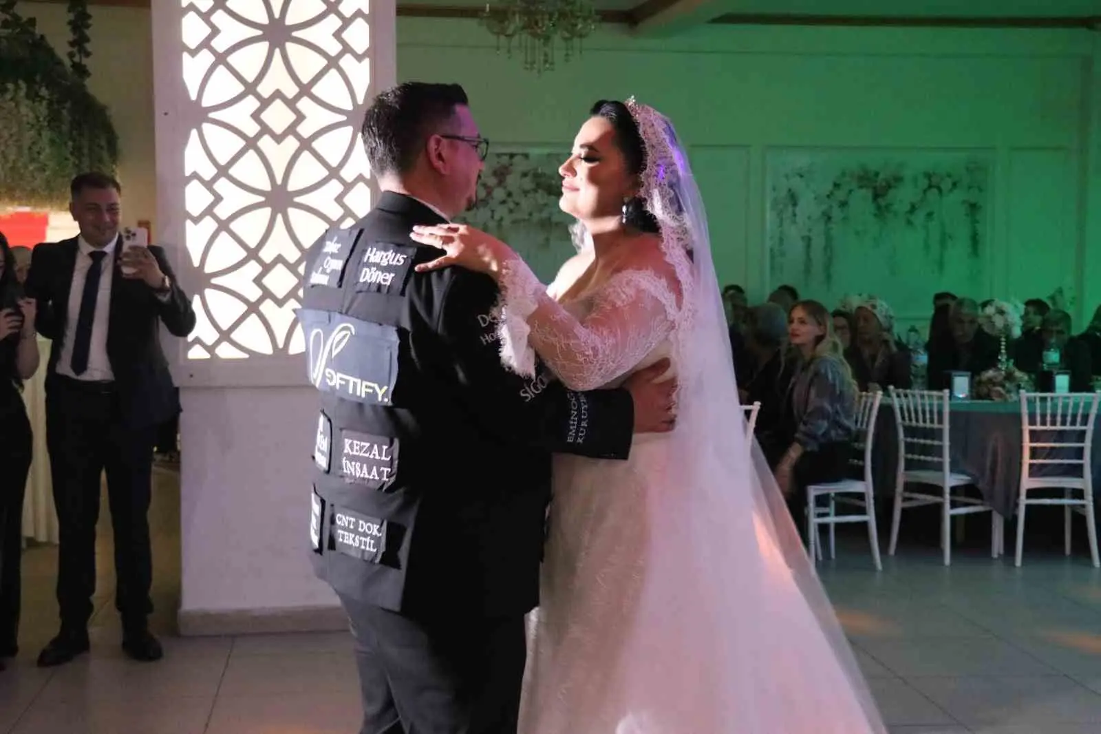 Denizli’de dünya evine giren damat, düğün masraflarını hafifletmek için uyguladığı