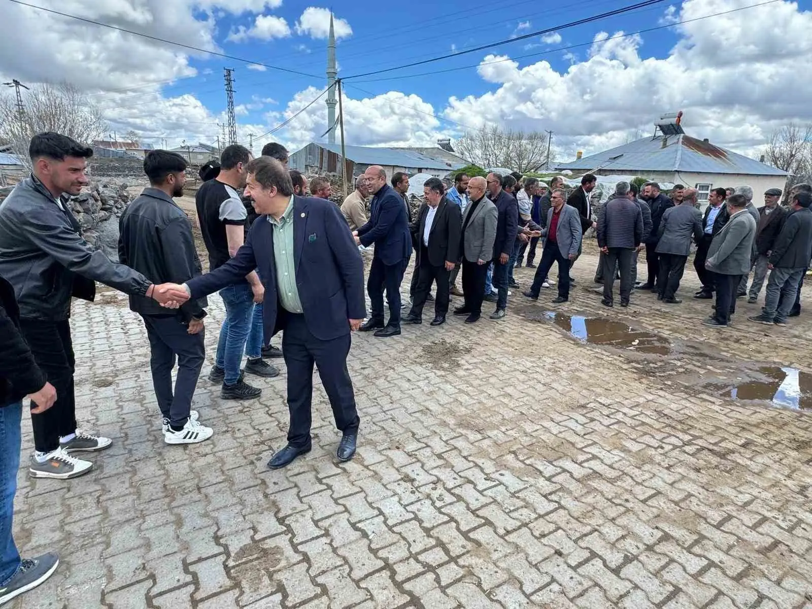 Erzurum’un güney ilçeleri olan Tekman ve Karayazı’da vatandaşlarla bir araya