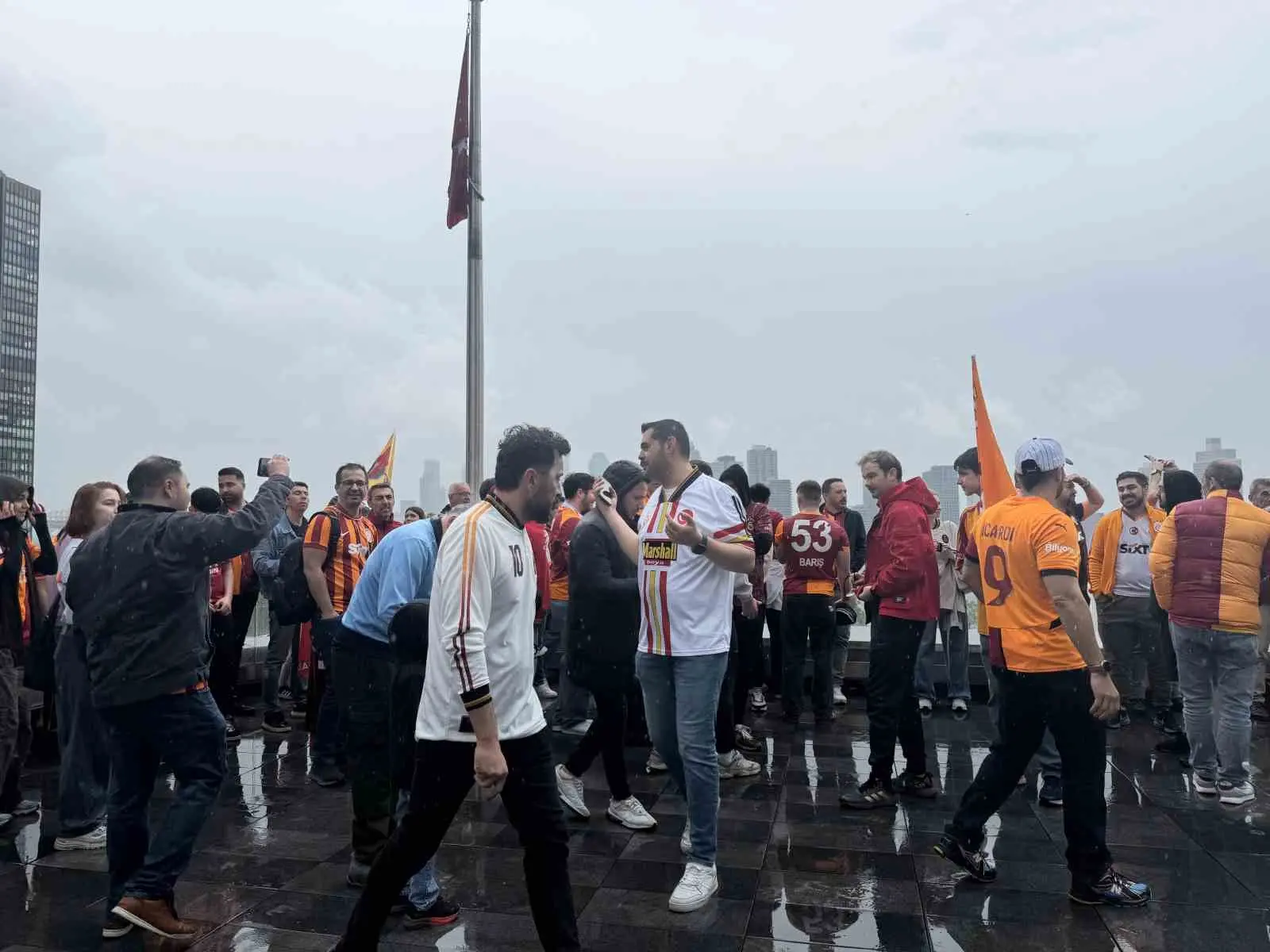 Galatasaray’ın şampiyonluğunu ilan etmesinin ardından New York ve New Jersey’de