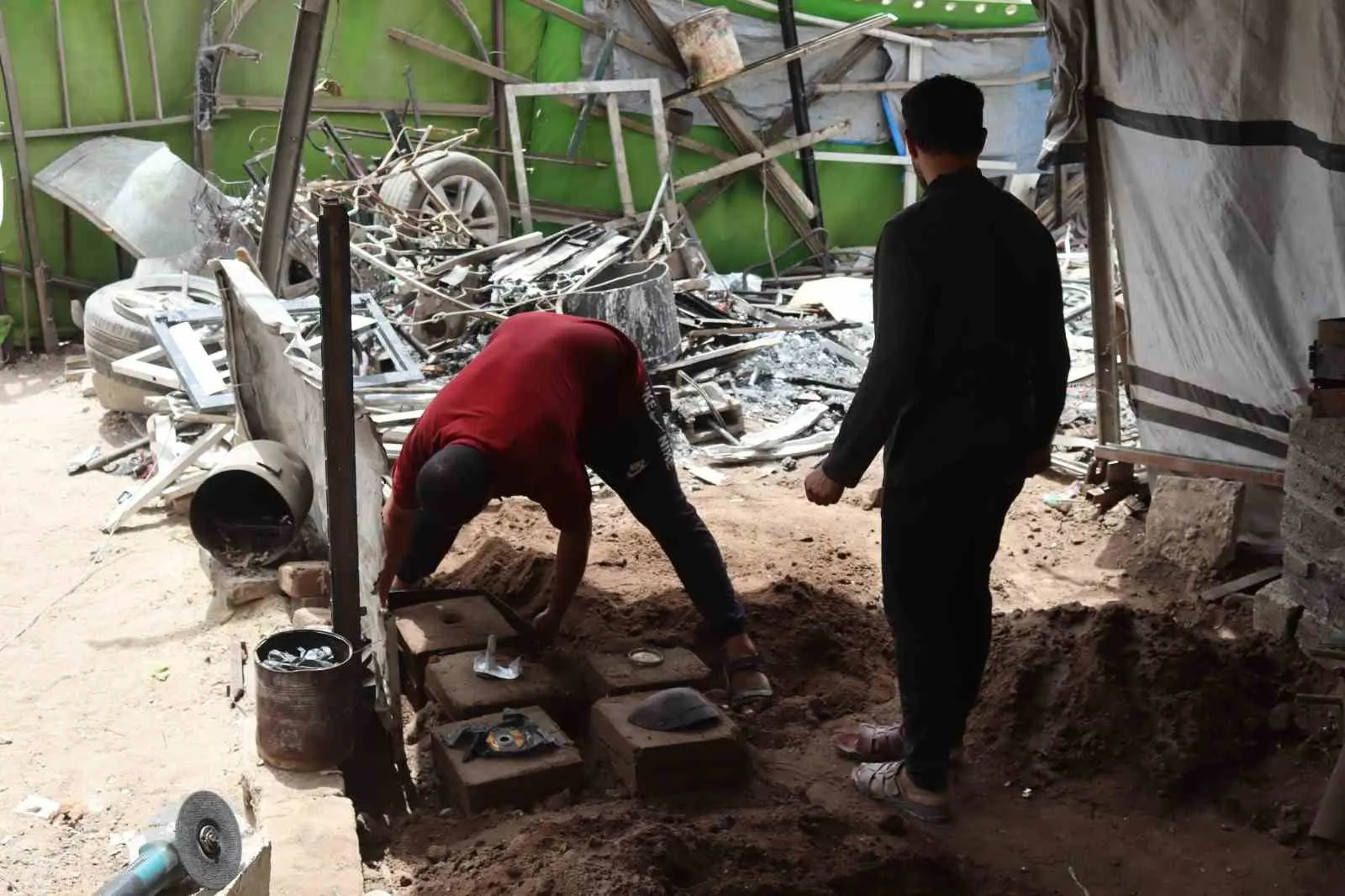 Gazze Şeridi’nde mühendislik yapan Basel Al-Batsh, İsrail saldırıları nedeniyle yıkılan
