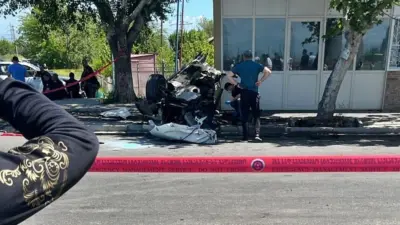 Gürcistan’ın doğusunda bulunan Gardabani kentinde ağaca çarpan otomobilin hurdaya döndüğü