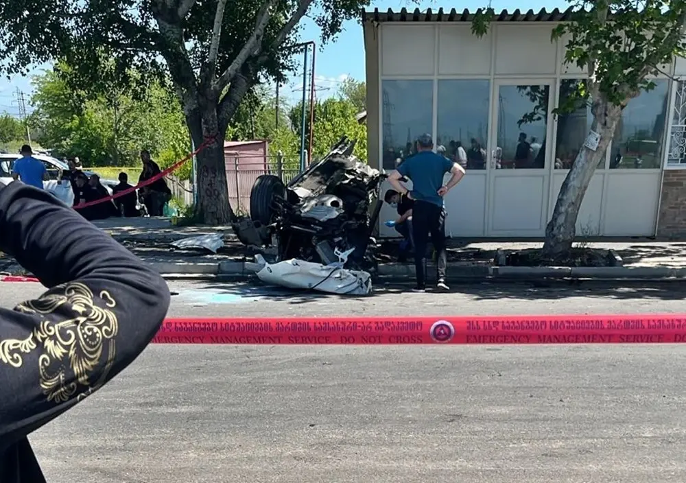 Gürcistan’ın doğusunda bulunan Gardabani kentinde ağaca çarpan otomobilin hurdaya döndüğü
