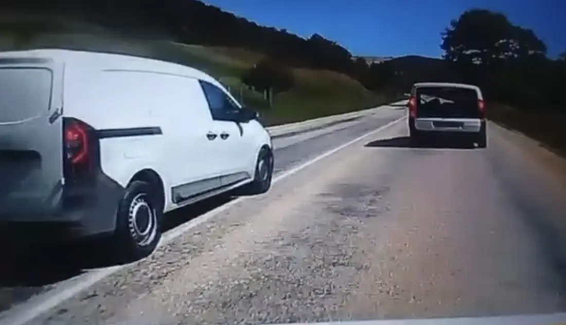 Bursa’da tek şeritli yolda hatalı sollama yapan aracın tehlikeli anlar