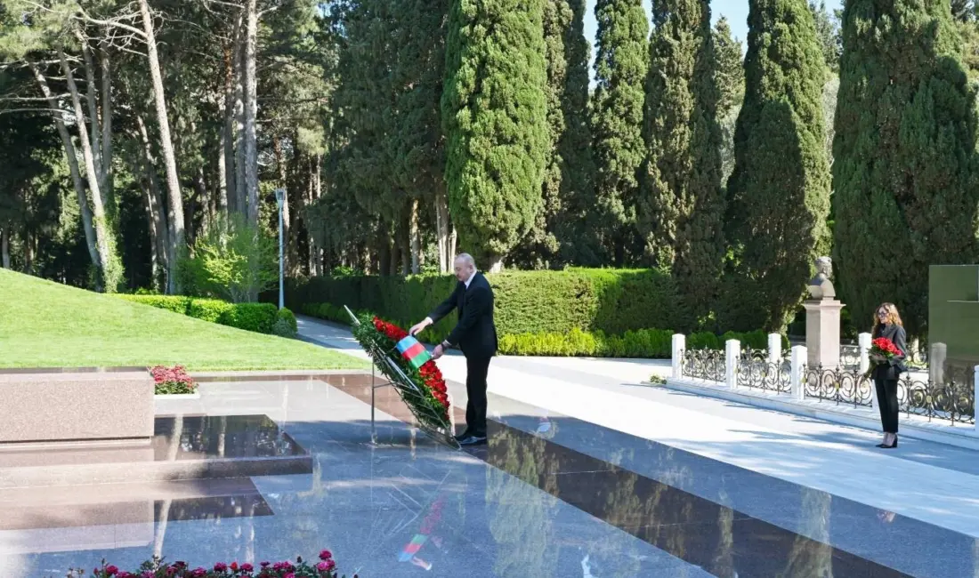 Azerbaycan halkı, merhum Cumhurbaşkanı Haydar Aliyev’i doğumunun 103’üncü yıldönümünde mezarı