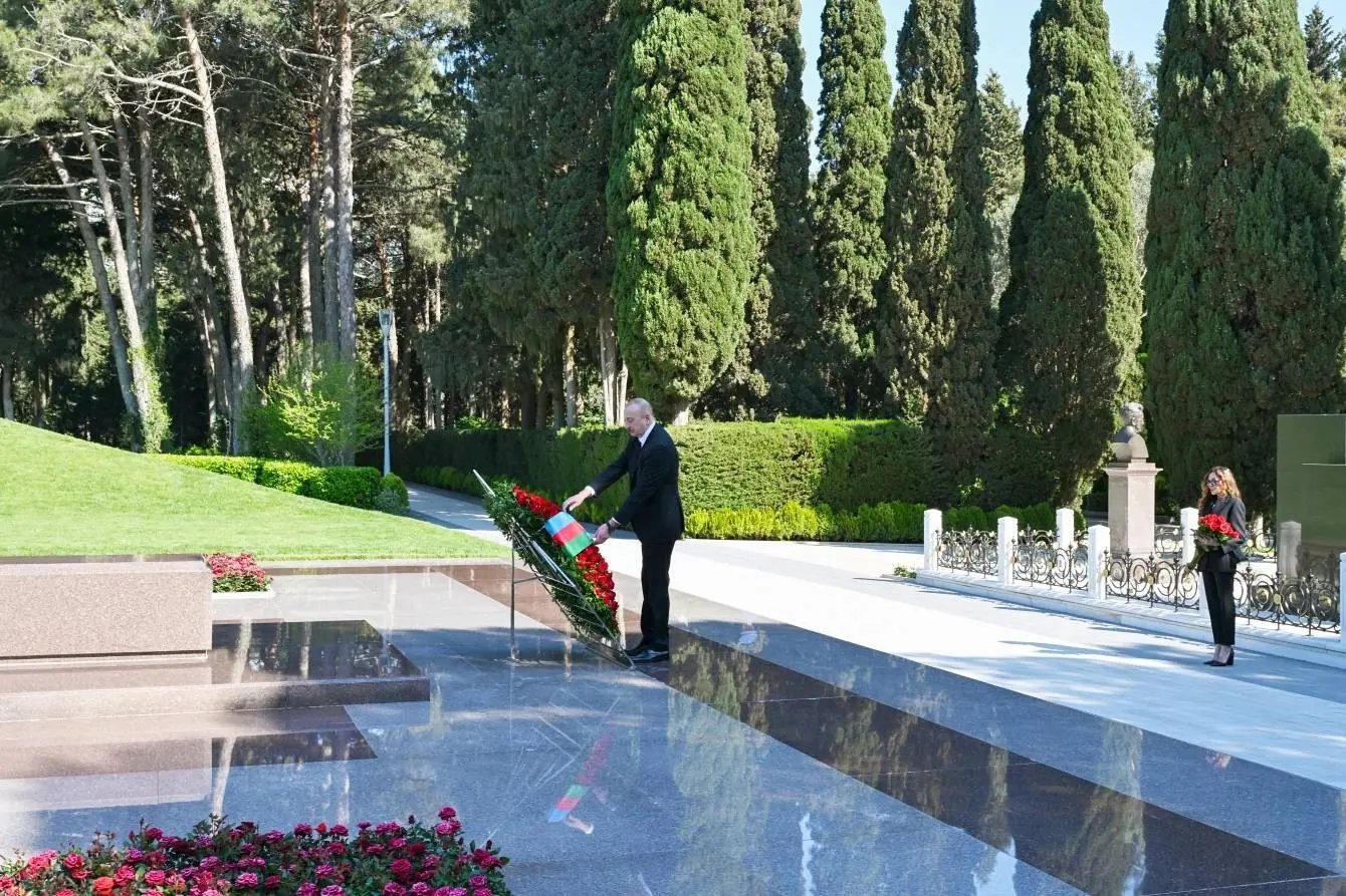 Azerbaycan halkı, merhum Cumhurbaşkanı Haydar Aliyev’i doğumunun 103’üncü yıldönümünde mezarı