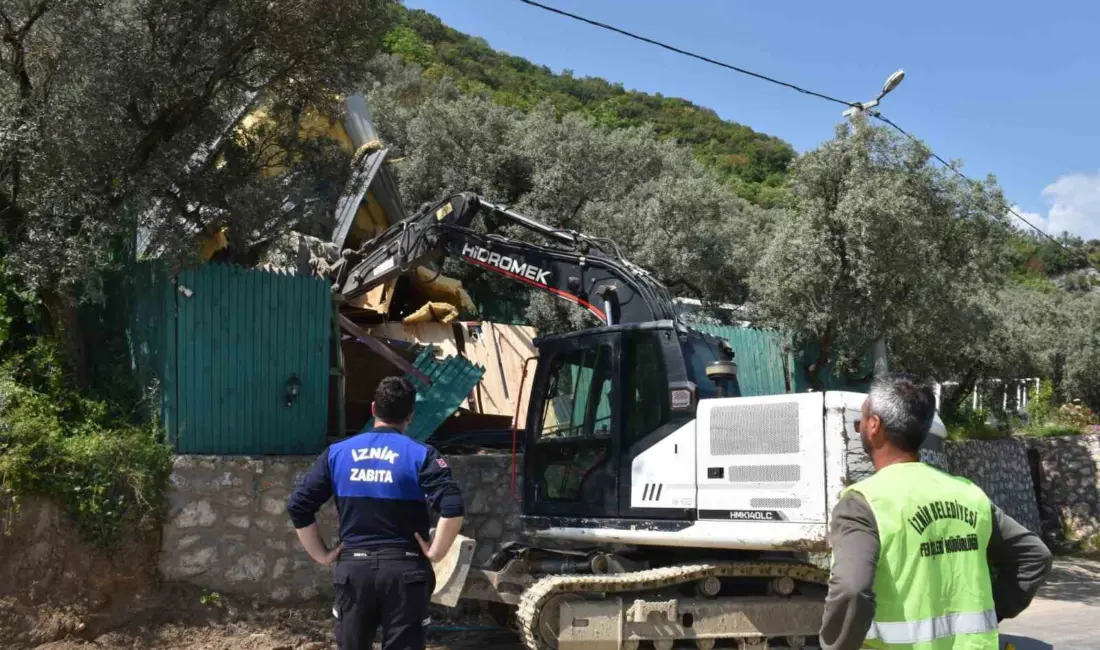 İznik Belediyesi imarsız alanlarda yapılan kaçak yapı yıkımlarına aralıksız devam
