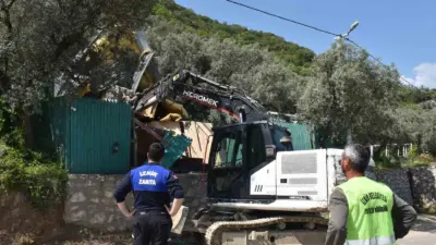 İznik Belediyesi imarsız alanlarda yapılan kaçak yapı yıkımlarına aralıksız devam