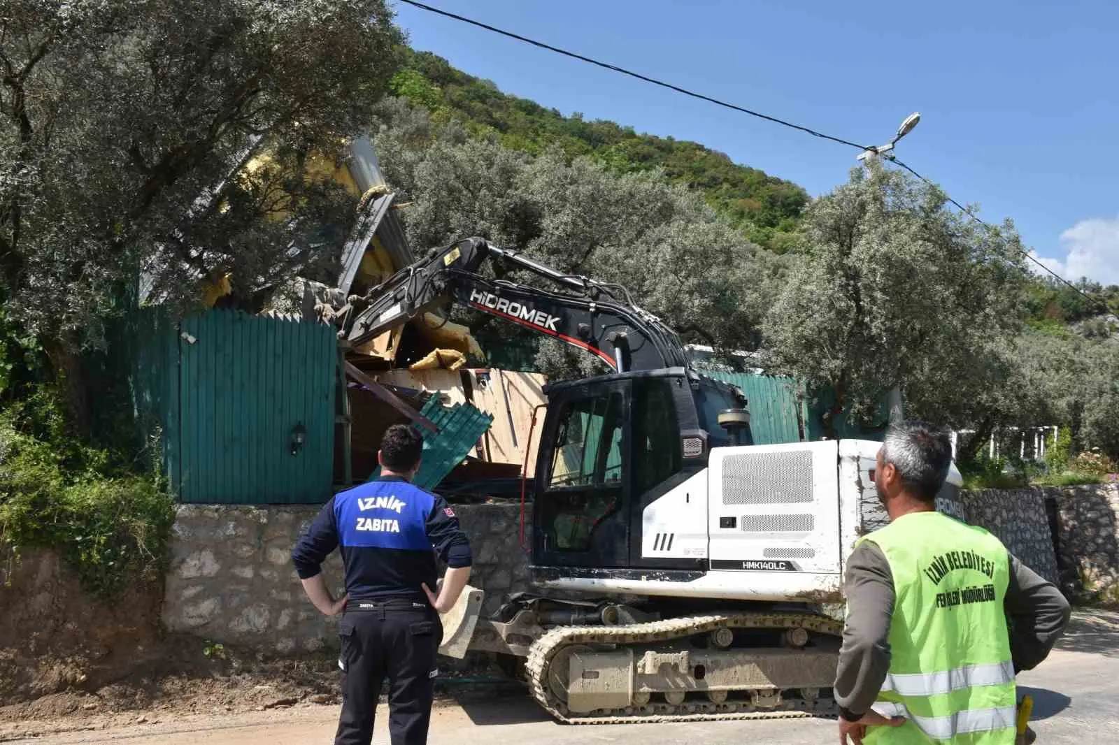 İznik Belediyesi imarsız alanlarda yapılan kaçak yapı yıkımlarına aralıksız devam