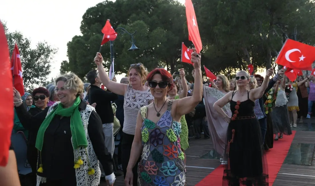 Güvercinada Kalesi’nde düzenlenen “Bir İlmekte Bin Emek” adlı defile programı,
