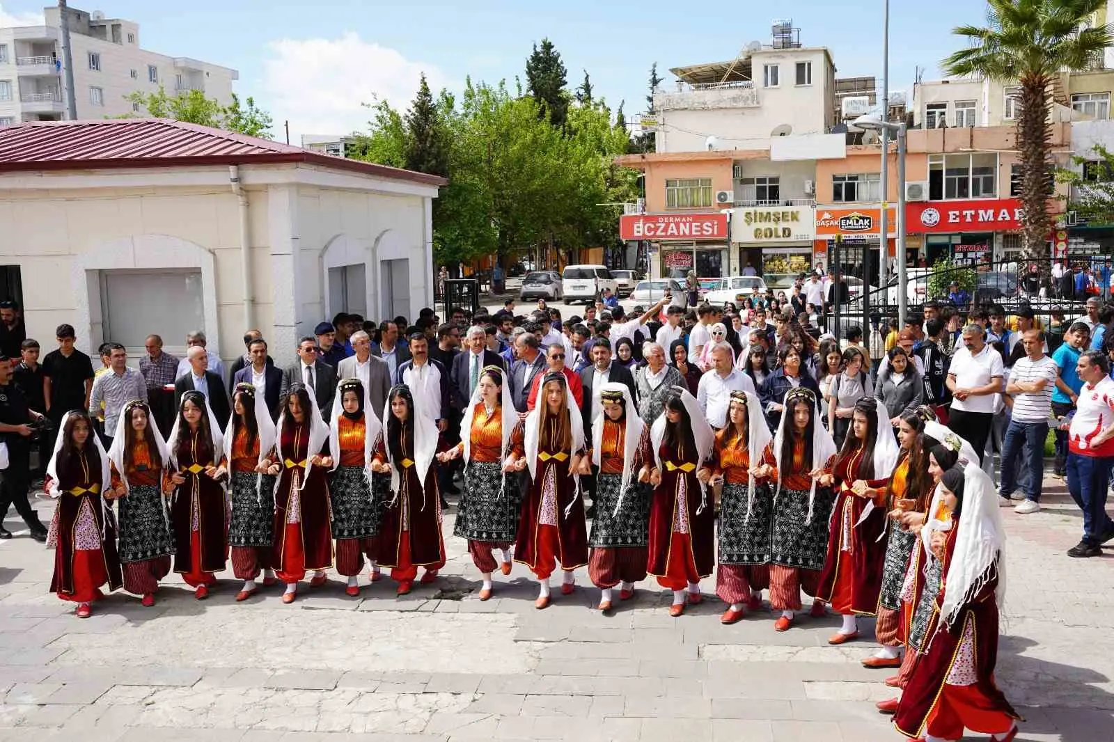 Adıyaman’ın Kahta ilçesinde Gençlik Haftası kapsamında gençlik yürüyüşü düzenlendi. Kahta
