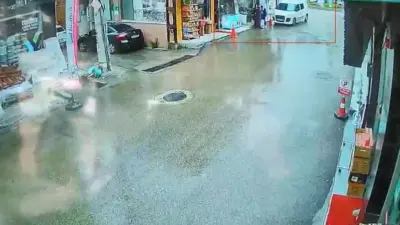 Bursa’da kontrolden çıkan kamyonetin, kaldırımda yürüyen 3 kişiye çarpıp, 2’sini