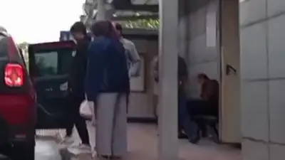 Bursa’da kontrolden çıkan kamyonetin altında kalan anne ve oğlu, hastanedeki