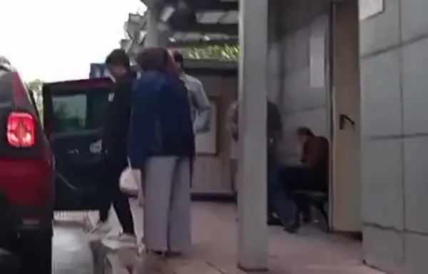 Bursa’da kontrolden çıkan kamyonetin altında kalan anne ve oğlu, hastanedeki