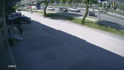 Bursa’nın İnegöl ilçesinde seyir halindeki kamyonetin kasasından düşen dev demir