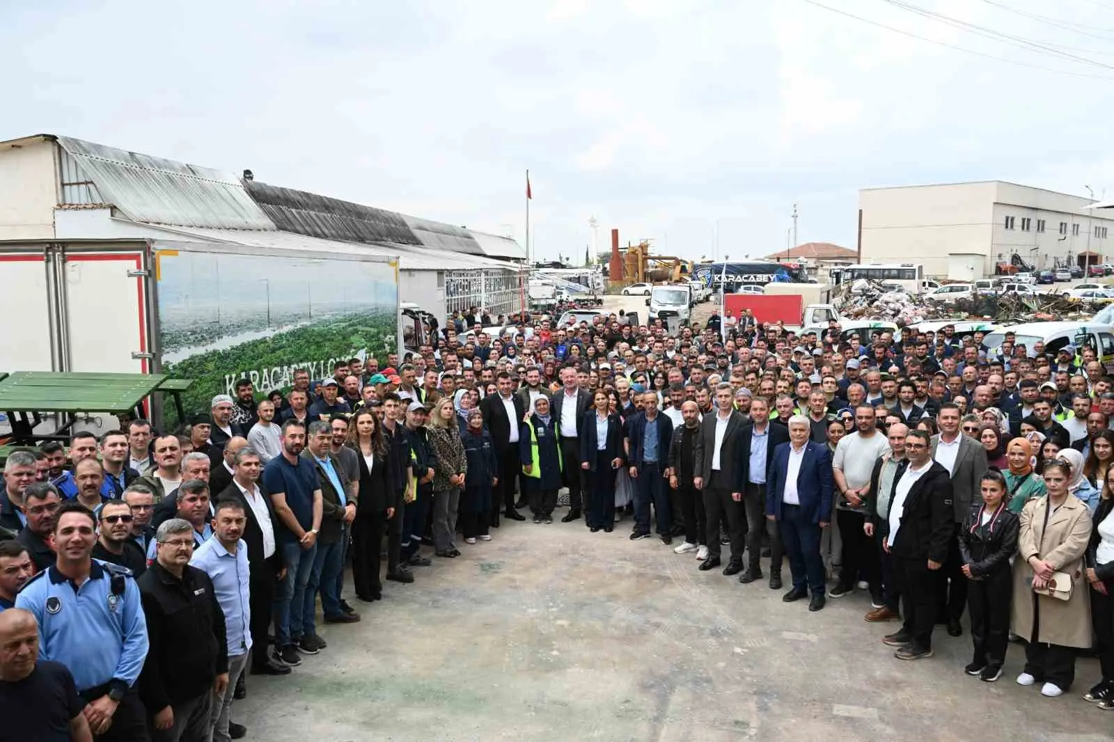 Karacabey Belediye Başkanı Fatih Karabatı, personelle bir araya gelerek çalışanların
