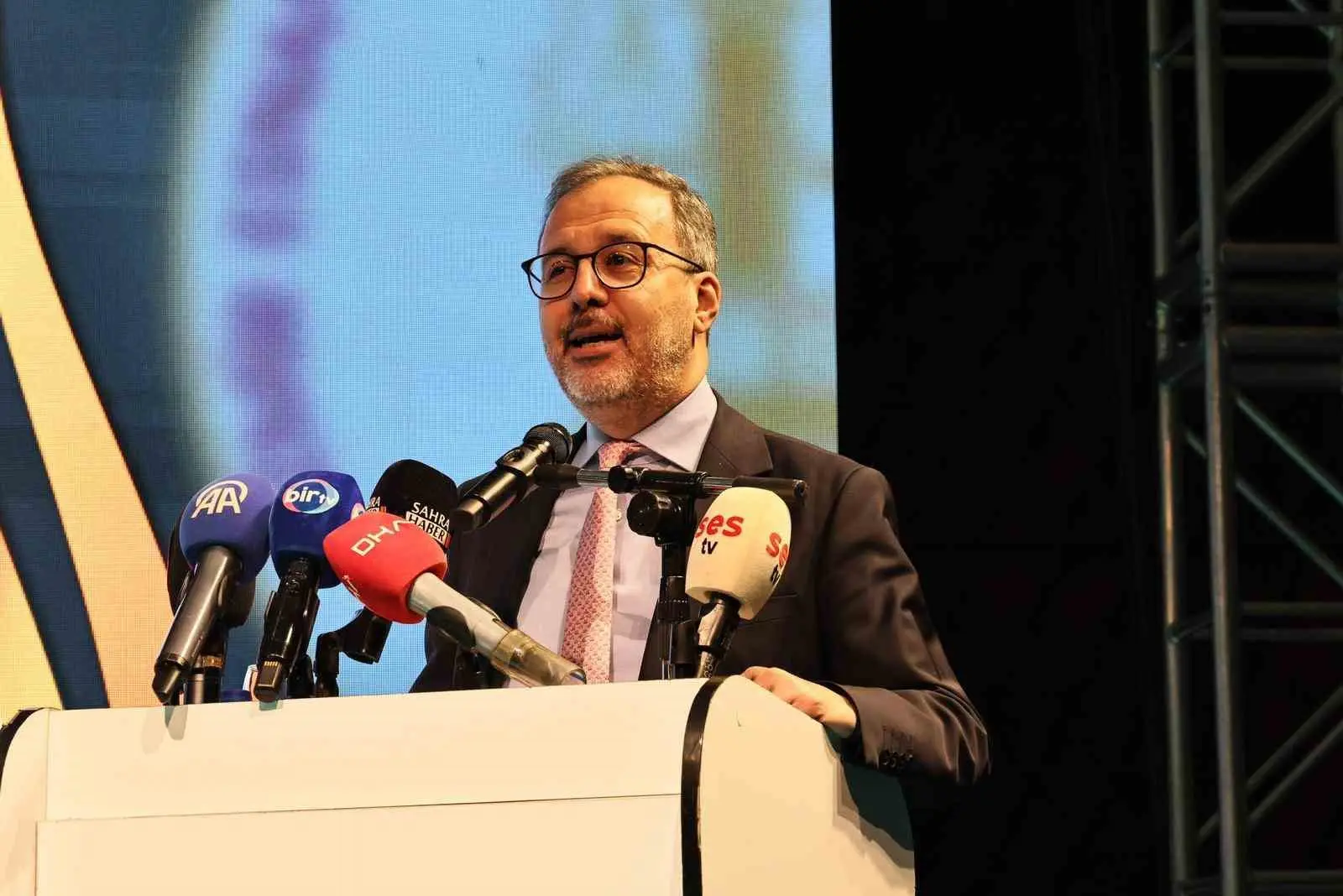 Önceki dönem Gençlik ve Spor Bakanı ve AK Parti İzmir