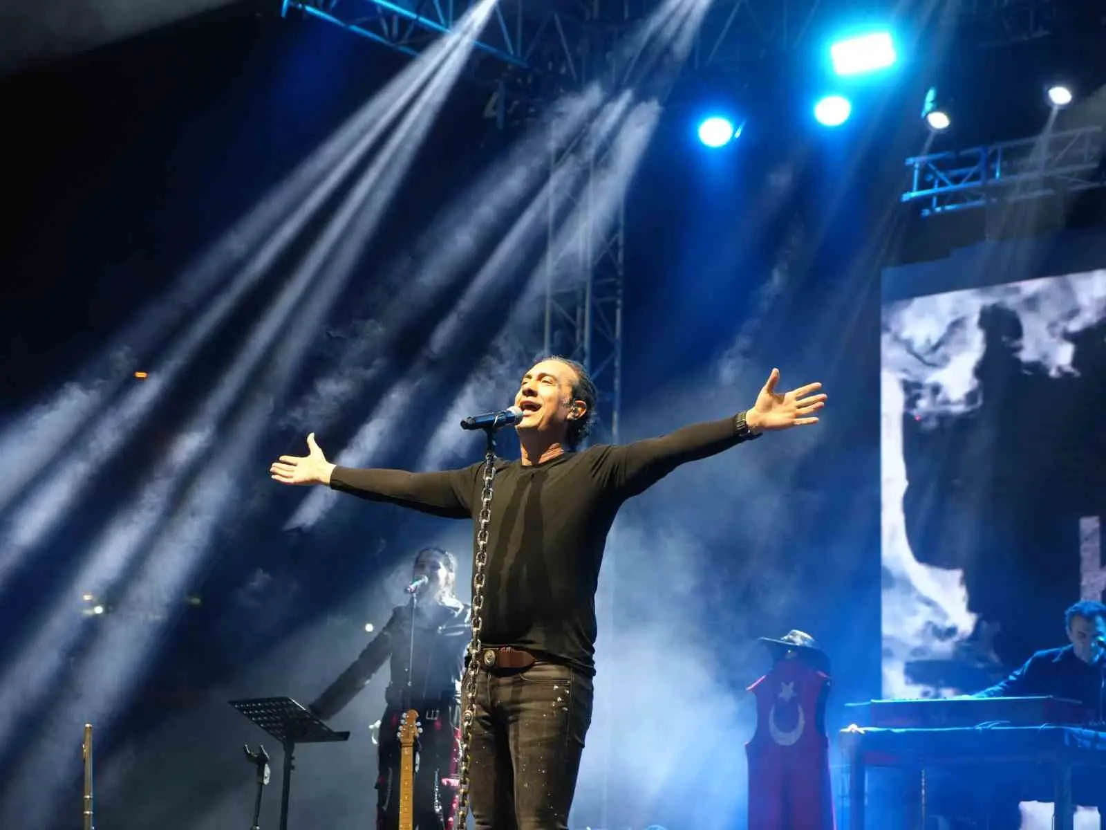 Kastamonu Üniversitesi Gençlik Festivali’nde sahne alan sanatçı Kıraç, binlerce öğrenciye