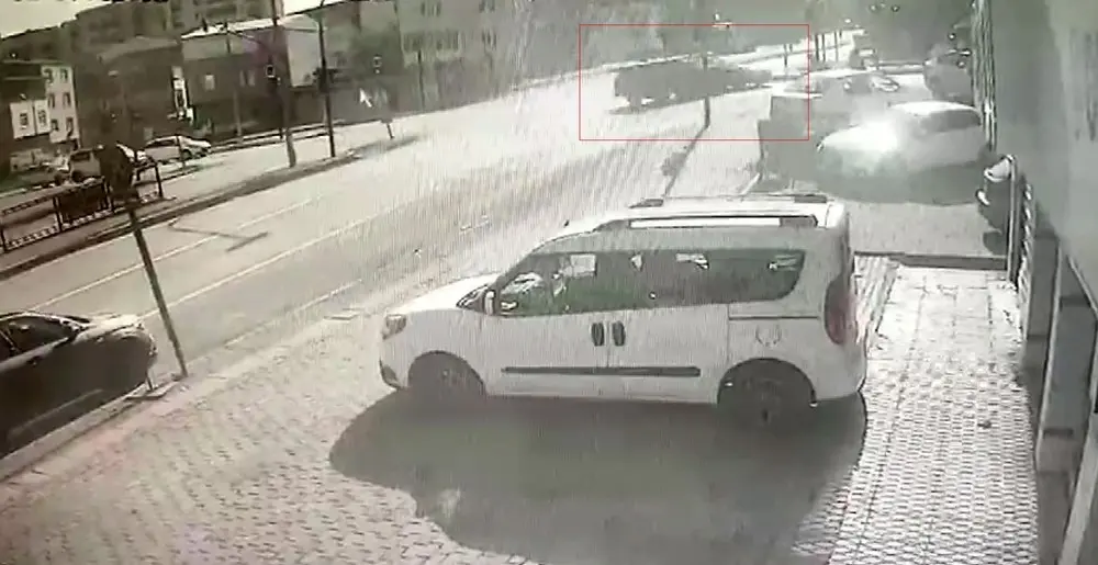 Bursa’da iddiaya göre kavşakta kırmızı ışığı beklemek istemeyen sürücü, bir