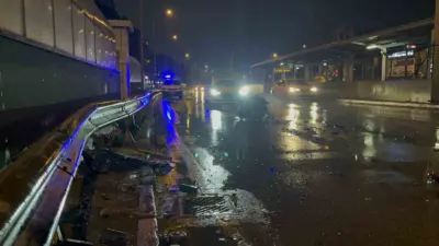 Bursa’da yağıştan dolayı direksiyon hakimiyetini kaybeden araç önce duvara, daha