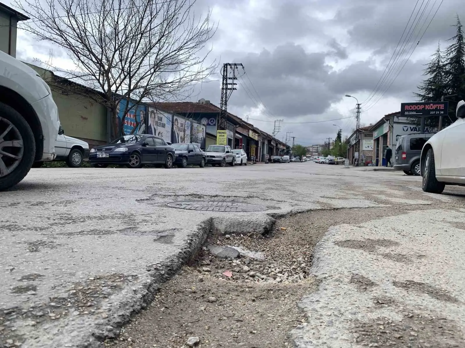 Yollardaki bakım eksikliği sebebiyle araçlarda meydana gelen lastik yarılması, jant
