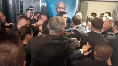 Mahkemenin mutlak butlan kararı sonrası CHP Genel Başkanlığı görevine dönen