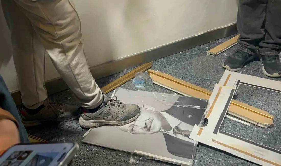 Cumhuriyet Halk Partisi (CHP) Genel Merkezi’nde partililer Kemal Kılıçdaroğlu’nun fotoğrafını