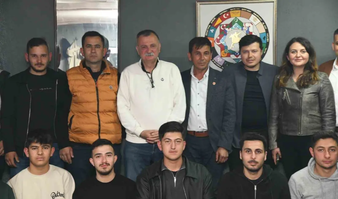Yunusemre Belediye Başkanı Semih Balaban, Akçaköy Mahallesi’nde gençlerle bir araya