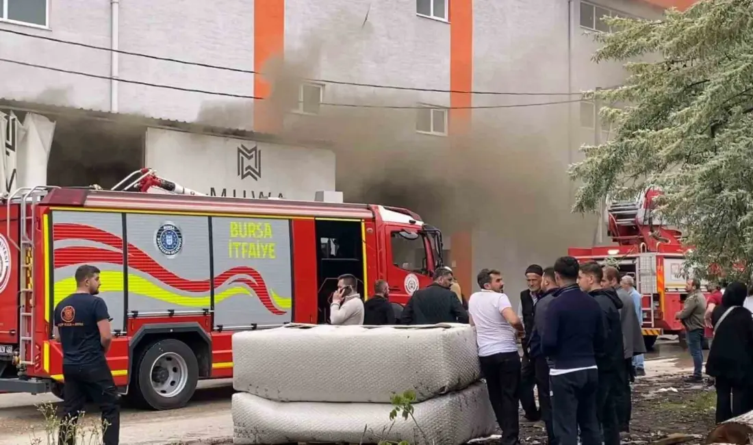 Bursa’nın İnegöl ilçesinde bir koltuk fabrikasında çıkan yangında 2 kişi