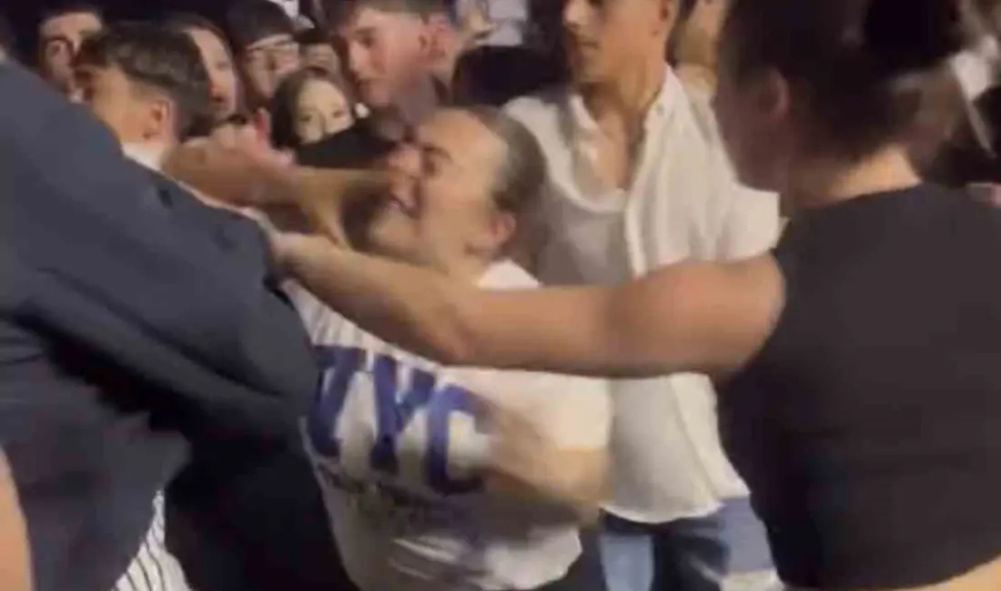 Bursa’da düzenlenen konserde gençler arasında çıkan tekmeli yumruklu kavga, bir