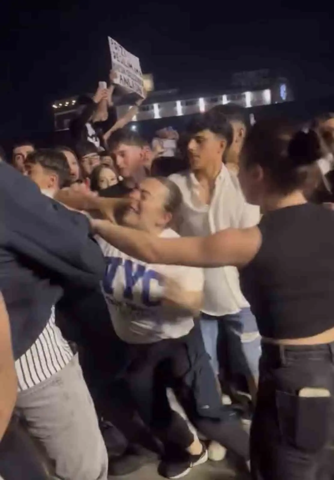 Bursa’da düzenlenen konserde gençler arasında çıkan tekmeli yumruklu kavga, bir