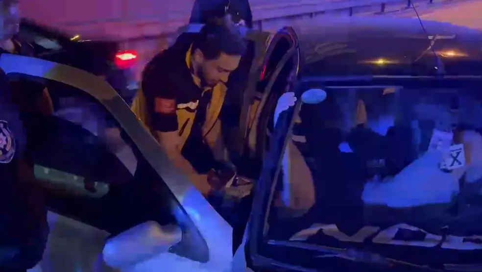 Bursa’da otomobilinin kontrolünü kaybedip yol kenarındaki bariyere çarpan sürücü yaralandı.
