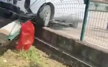Bursa’nın Karacabey ilçesinde kontrolden çıkarak okul duvarına çarpan otomobil şans