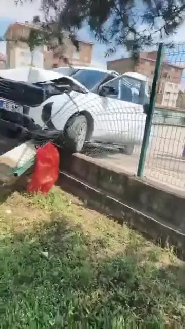 Bursa’nın Karacabey ilçesinde kontrolden çıkarak okul duvarına çarpan otomobil şans