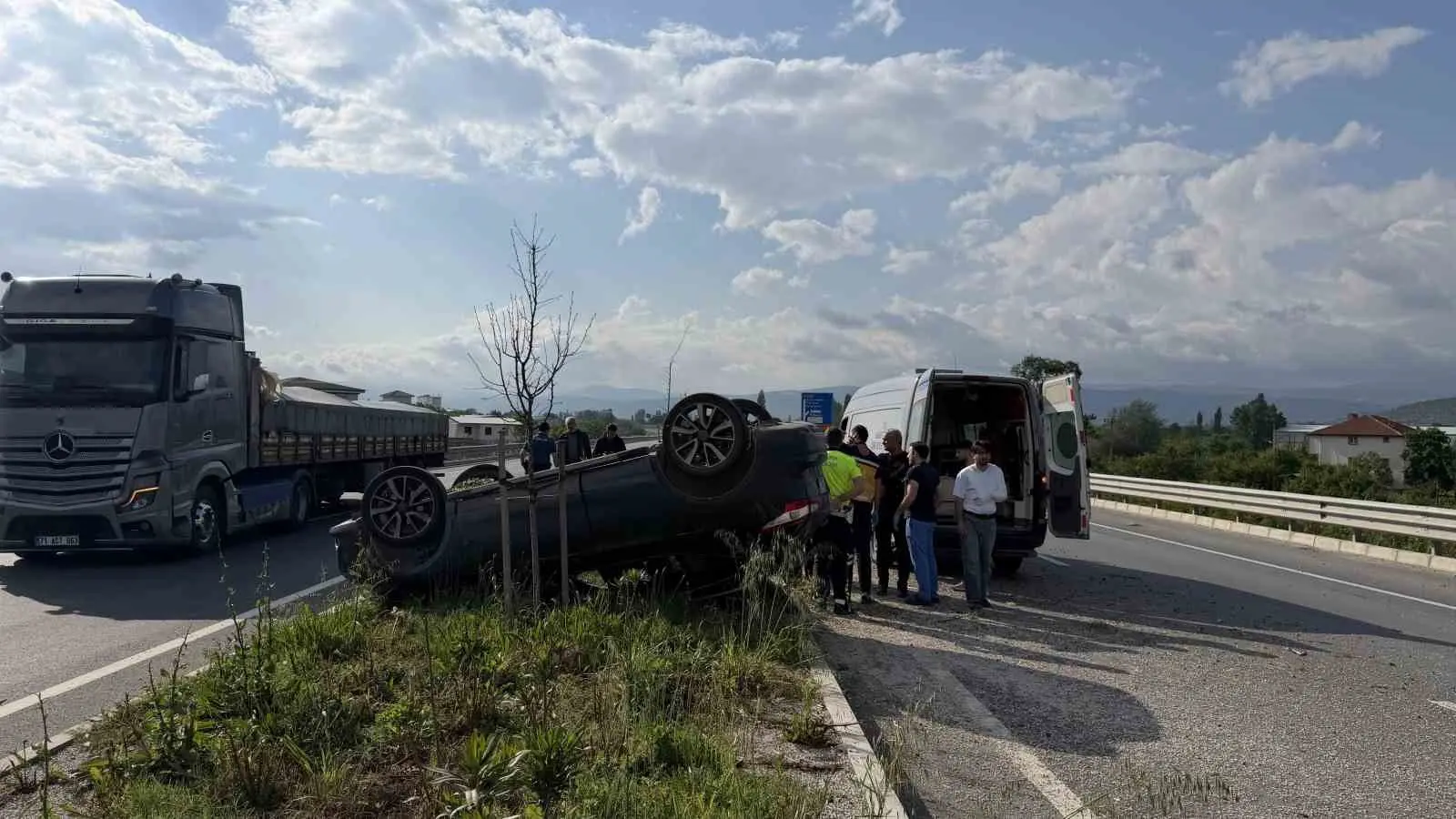 Bursa’nın İznik ilçesinde meydana gelen trafik kazasında kontrolden çıkan otomobil