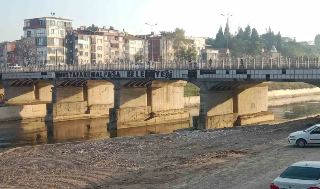 Bursa’nın Mustafakemalpaşa ilçesinde, her gün binlerce kişinin kullandığı merkez köprüde