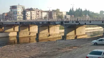 Bursa’nın Mustafakemalpaşa ilçesinde, her gün binlerce kişinin kullandığı merkez köprüde