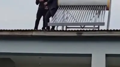 AK Parti Tunceli İl Başkanı Hakan Özer, çatı üzerinde çalışan