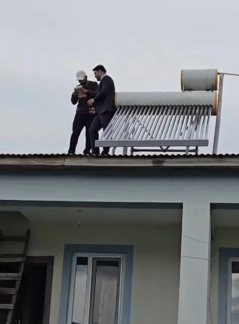 AK Parti Tunceli İl Başkanı Hakan Özer, çatı üzerinde çalışan