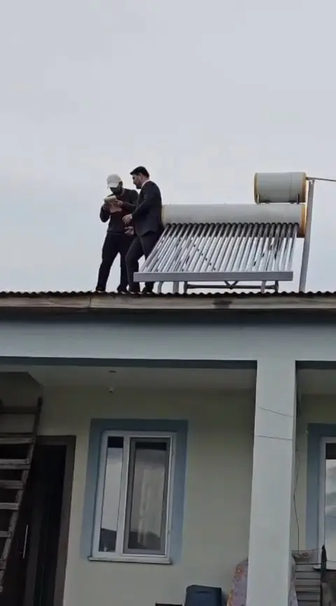 AK Parti Tunceli İl Başkanı Hakan Özer, çatı üzerinde çalışan
