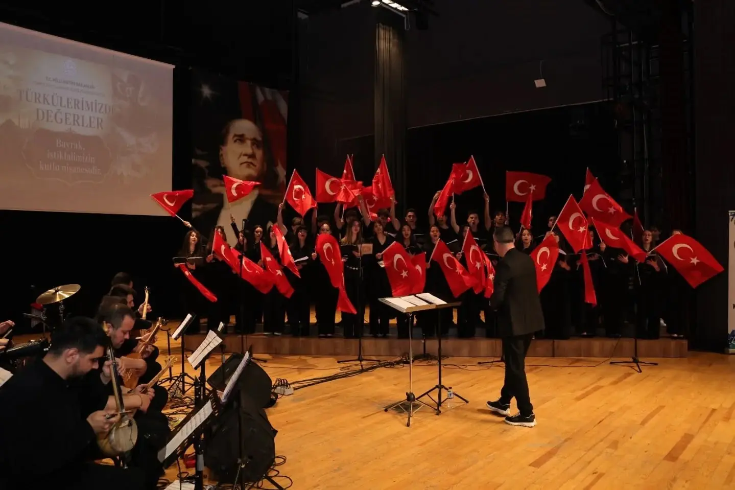Kütahya’da 16. Uluslararası Hisarlı Ahmet Sempozyumu kapsamında düzenlenen “Türkülerimizde Değerler”