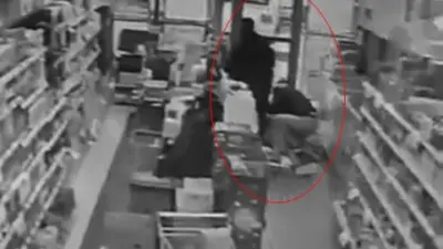 Bursa’nın Gürsu ilçesinde, bir süpermarkette kalp krizi geçiren vatandaşı dakikalarca